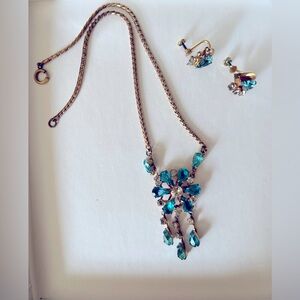 Vintage set/demi-parure
Gold filled
Necklace and Earrings